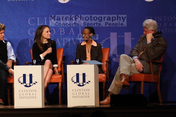 Natalie Portman (L), Mambidzeni Madzivire (C), BME graduate student at Mayo Graduate School, and Former President Bill Clinton (R) at the first plenary session of the CGIU meeting.  Day one of the 2nd Annual Clinton Global Initiative University (CGIU) meeting was held at The University of Texas at Austin, Friday, February 13, 2009.

Filename: SRM_20090213_17024701.jpg
Aperture: f/4.0
Shutter Speed: 1/250
Body: Canon EOS 20D
Lens: Canon EF 300mm f/2.8 L IS