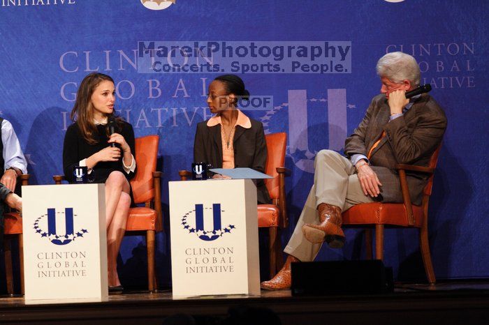 Natalie Portman (L), Mambidzeni Madzivire (C), BME graduate student at Mayo Graduate School, and Former President Bill Clinton (R) at the first plenary session of the CGIU meeting.  Day one of the 2nd Annual Clinton Global Initiative University (CGIU) meeting was held at The University of Texas at Austin, Friday, February 13, 2009.

Filename: SRM_20090213_17025804.jpg
Aperture: f/4.0
Shutter Speed: 1/200
Body: Canon EOS 20D
Lens: Canon EF 300mm f/2.8 L IS