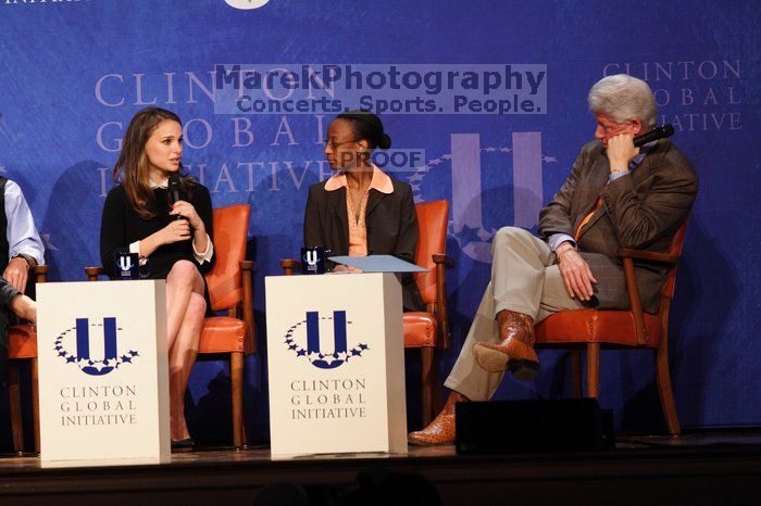 Natalie Portman (L), Mambidzeni Madzivire (C), BME graduate student at Mayo Graduate School, and Former President Bill Clinton (R) at the first plenary session of the CGIU meeting.  Day one of the 2nd Annual Clinton Global Initiative University (CGIU) meeting was held at The University of Texas at Austin, Friday, February 13, 2009.

Filename: SRM_20090213_17025905.jpg
Aperture: f/4.0
Shutter Speed: 1/200
Body: Canon EOS 20D
Lens: Canon EF 300mm f/2.8 L IS