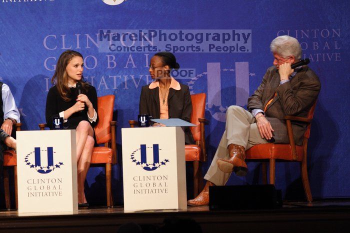 Natalie Portman (L), Mambidzeni Madzivire (C), BME graduate student at Mayo Graduate School, and Former President Bill Clinton (R) at the first plenary session of the CGIU meeting.  Day one of the 2nd Annual Clinton Global Initiative University (CGIU) meeting was held at The University of Texas at Austin, Friday, February 13, 2009.

Filename: SRM_20090213_17025906.jpg
Aperture: f/4.0
Shutter Speed: 1/200
Body: Canon EOS 20D
Lens: Canon EF 300mm f/2.8 L IS