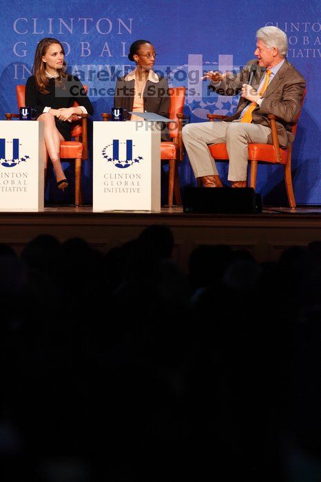 Natalie Portman (L), Mambidzeni Madzivire (C), BME graduate student at Mayo Graduate School, and Former President Bill Clinton (R) at the first plenary session of the CGIU meeting.  Day one of the 2nd Annual Clinton Global Initiative University (CGIU) meeting was held at The University of Texas at Austin, Friday, February 13, 2009.

Filename: SRM_20090213_17273332.jpg
Aperture: f/4.0
Shutter Speed: 1/160
Body: Canon EOS-1D Mark II
Lens: Canon EF 300mm f/2.8 L IS