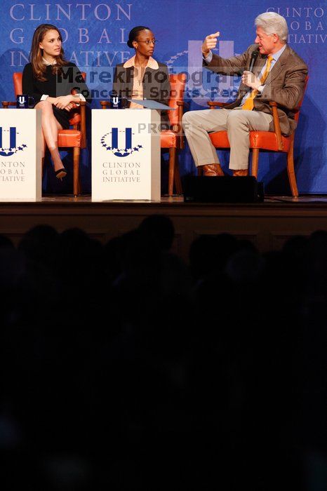 Natalie Portman (L), Mambidzeni Madzivire (C), BME graduate student at Mayo Graduate School, and Former President Bill Clinton (R) at the first plenary session of the CGIU meeting.  Day one of the 2nd Annual Clinton Global Initiative University (CGIU) meeting was held at The University of Texas at Austin, Friday, February 13, 2009.

Filename: SRM_20090213_17273735.jpg
Aperture: f/4.0
Shutter Speed: 1/160
Body: Canon EOS-1D Mark II
Lens: Canon EF 300mm f/2.8 L IS