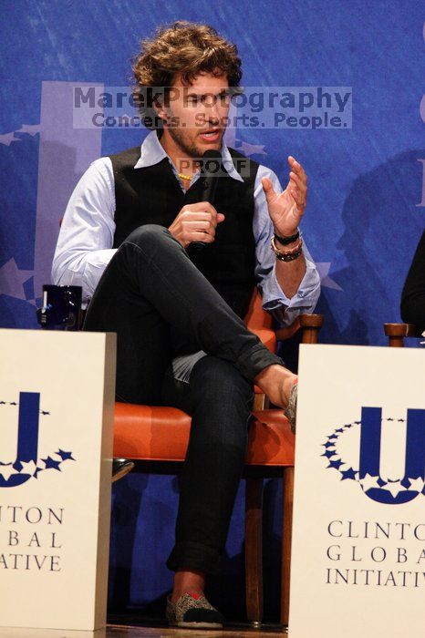 Blake Mycoskie, founder of TOMS shoes, donates one pair of shoes to a third world country for every pair of shoes they sell.  Day one of the 2nd Annual Clinton Global Initiative University (CGIU) meeting was held at The University of Texas at Austin, Friday, February 13, 2009.

Filename: SRM_20090213_17340794.jpg
Aperture: f/5.6
Shutter Speed: 1/200
Body: Canon EOS 20D
Lens: Canon EF 300mm f/2.8 L IS