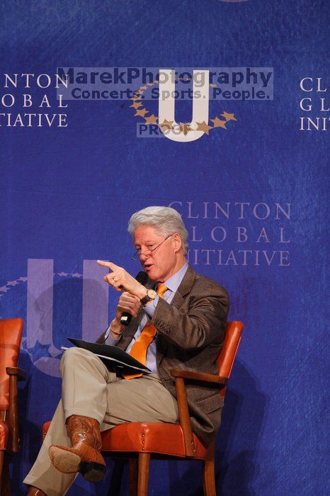 Former President Bill Clinton moderated the discussion between Natalie Portman, Mambidzeni Madzivire, BME graduate student at Mayo Graduate School, Blake Mycoskie, founder of TOMS shoes, and Paul Bell, president of Dell Global Public, during the first plenary session at the CGIU meeting.  Day one of the 2nd Annual Clinton Global Initiative University (CGIU) meeting was held at The University of Texas at Austin, Friday, February 13, 2009.

Filename: SRM_20090213_17433870.jpg
Aperture: f/4.0
Shutter Speed: 1/250
Body: Canon EOS 20D
Lens: Canon EF 300mm f/2.8 L IS