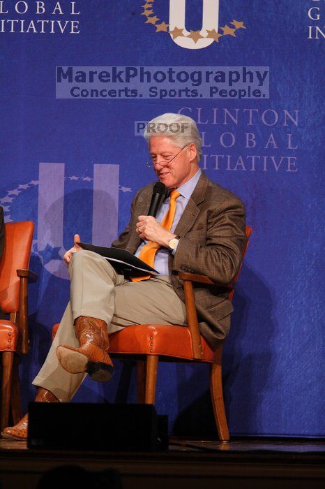 Former President Bill Clinton moderated the discussion between Natalie Portman, Mambidzeni Madzivire, BME graduate student at Mayo Graduate School, Blake Mycoskie, founder of TOMS shoes, and Paul Bell, president of Dell Global Public, during the first plenary session at the CGIU meeting.  Day one of the 2nd Annual Clinton Global Initiative University (CGIU) meeting was held at The University of Texas at Austin, Friday, February 13, 2009.

Filename: SRM_20090213_17440073.jpg
Aperture: f/4.0
Shutter Speed: 1/250
Body: Canon EOS 20D
Lens: Canon EF 300mm f/2.8 L IS