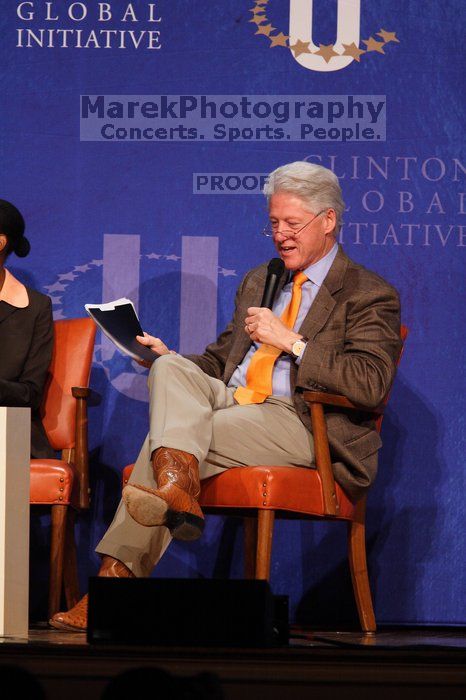 Former President Bill Clinton moderated the discussion between Natalie Portman, Mambidzeni Madzivire, BME graduate student at Mayo Graduate School, Blake Mycoskie, founder of TOMS shoes, and Paul Bell, president of Dell Global Public, during the first plenary session at the CGIU meeting.  Day one of the 2nd Annual Clinton Global Initiative University (CGIU) meeting was held at The University of Texas at Austin, Friday, February 13, 2009.

Filename: SRM_20090213_17440175.jpg
Aperture: f/4.0
Shutter Speed: 1/250
Body: Canon EOS 20D
Lens: Canon EF 300mm f/2.8 L IS