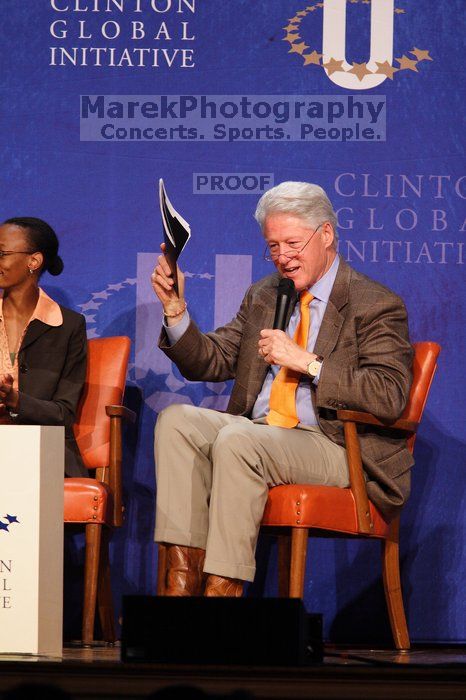 Mambidzeni Madzivire (L), BME graduate student at Mayo Graduate School, and Former President Bill Clinton (R) at the opening plenary session of the CGIU meeting.  Day one of the 2nd Annual Clinton Global Initiative University (CGIU) meeting was held at The University of Texas at Austin, Friday, February 13, 2009.

Filename: SRM_20090213_17440176.jpg
Aperture: f/4.0
Shutter Speed: 1/200
Body: Canon EOS 20D
Lens: Canon EF 300mm f/2.8 L IS