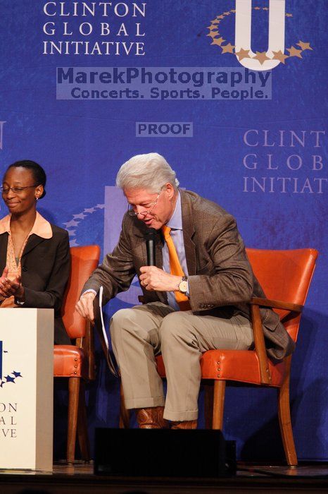 Mambidzeni Madzivire (L), BME graduate student at Mayo Graduate School, and Former President Bill Clinton (R) at the opening plenary session of the CGIU meeting.  Day one of the 2nd Annual Clinton Global Initiative University (CGIU) meeting was held at The University of Texas at Austin, Friday, February 13, 2009.

Filename: SRM_20090213_17440277.jpg
Aperture: f/4.0
Shutter Speed: 1/200
Body: Canon EOS 20D
Lens: Canon EF 300mm f/2.8 L IS