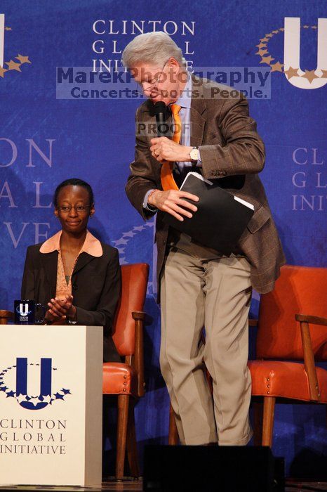 Mambidzeni Madzivire (L), BME graduate student at Mayo Graduate School, and Former President Bill Clinton (R) at the opening plenary session of the CGIU meeting.  Day one of the 2nd Annual Clinton Global Initiative University (CGIU) meeting was held at The University of Texas at Austin, Friday, February 13, 2009.

Filename: SRM_20090213_17440378.jpg
Aperture: f/4.0
Shutter Speed: 1/200
Body: Canon EOS 20D
Lens: Canon EF 300mm f/2.8 L IS