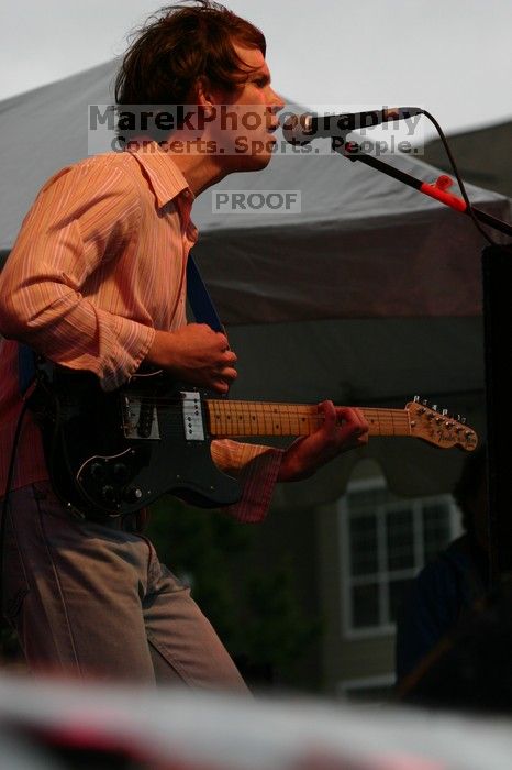 The Whigs perform on the third day of Music Midtown, 2004.

Filename: IMG_7079.jpg
Aperture: f/7.1
Shutter Speed: 1/250
Body: Canon EOS DIGITAL REBEL
Lens: Canon EF 80-200mm f/2.8 L