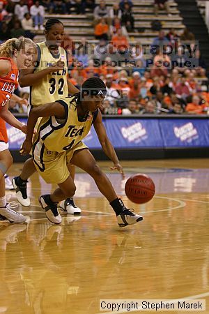 The Georgia Tech women's basketball team played Clemson.

Filename: img_0713_std.jpg
Aperture: f/2.8
Shutter Speed: 1/320
Body: Canon EOS DIGITAL REBEL
Lens: Canon EF 80-200mm f/2.8 L