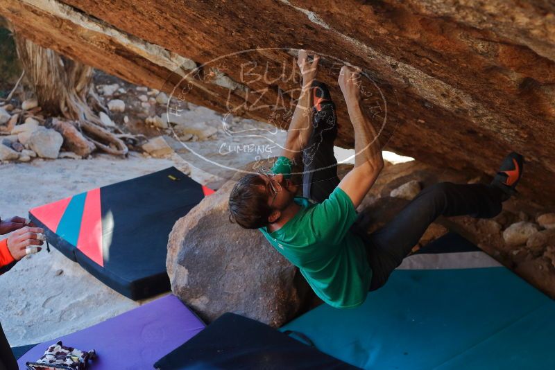 Bouldering in Hueco Tanks on 12/26/2019 with Blue Lizard Climbing and Yoga
Filename: SRM_20191226_1725290.jpg
Aperture: f/4.5
Shutter Speed: 1/320
Body: Canon EOS-1D Mark II
Lens: Canon EF 50mm f/1.8 II