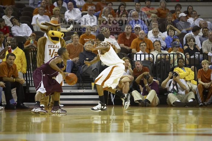 The longhorns defeated the Texas Southern University (TSU) Tigers 90-50 Tuesday night.

Filename: SRM_20061128_1926420.jpg
Aperture: f/2.8
Shutter Speed: 1/640
Body: Canon EOS-1D Mark II
Lens: Canon EF 80-200mm f/2.8 L