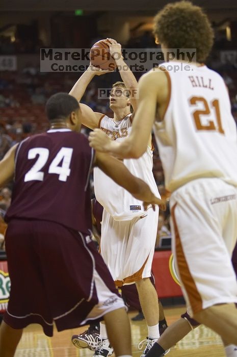 The longhorns defeated the Texas Southern University (TSU) Tigers 90-50 Tuesday night.

Filename: SRM_20061128_2021349.jpg
Aperture: f/2.8
Shutter Speed: 1/640
Body: Canon EOS-1D Mark II
Lens: Canon EF 80-200mm f/2.8 L