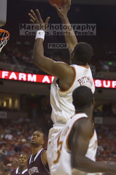 Center Dexter Pittman, #34.  The longhorns defeated the Texas Southern University (TSU) Tigers 90-50 Tuesday night.

Filename: SRM_20061128_2028520.jpg
Aperture: f/2.8
Shutter Speed: 1/640
Body: Canon EOS-1D Mark II
Lens: Canon EF 80-200mm f/2.8 L