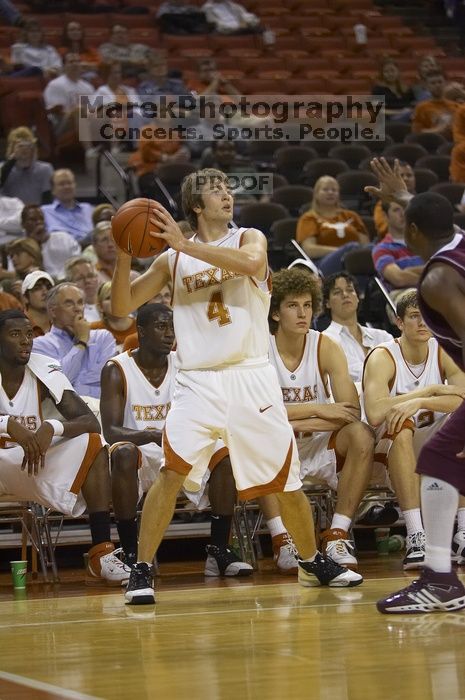 The longhorns defeated the Texas Southern University (TSU) Tigers 90-50 Tuesday night.

Filename: SRM_20061128_2045543.jpg
Aperture: f/2.8
Shutter Speed: 1/640
Body: Canon EOS-1D Mark II
Lens: Canon EF 80-200mm f/2.8 L