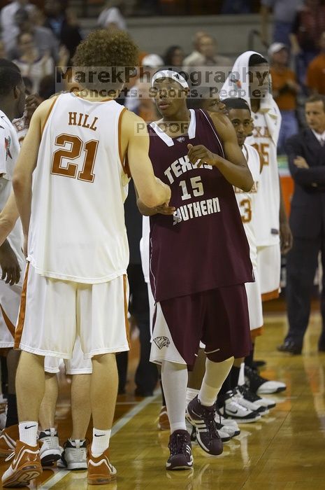 Matt Hill, #21.  The longhorns defeated the Texas Southern University (TSU) Tigers 90-50 Tuesday night.

Filename: SRM_20061128_2049482.jpg
Aperture: f/2.8
Shutter Speed: 1/640
Body: Canon EOS-1D Mark II
Lens: Canon EF 80-200mm f/2.8 L