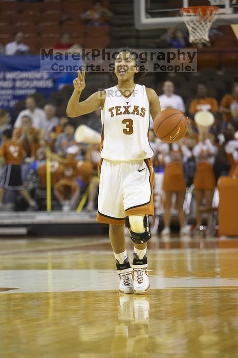 Guard Carla Cortijo, #3.  The lady longhorns defeated the Oral Roberts University's (ORU) Golden Eagles 79-40 Saturday night.

Filename: SRM_20061125_1311007.jpg
Aperture: f/2.8
Shutter Speed: 1/400
Body: Canon EOS-1D Mark II
Lens: Canon EF 80-200mm f/2.8 L