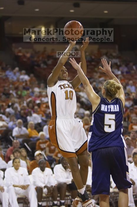 Guard Brittainey Raven, #10.  The lady longhorns defeated the Oral Roberts University's (ORU) Golden Eagles 79-40 Saturday night.

Filename: SRM_20061125_1319306.jpg
Aperture: f/2.8
Shutter Speed: 1/400
Body: Canon EOS-1D Mark II
Lens: Canon EF 80-200mm f/2.8 L