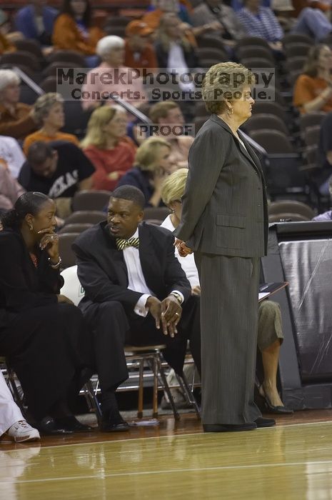 The lady longhorns defeated the Oral Roberts University's (ORU) Golden Eagles 79-40 Saturday night.

Filename: SRM_20061125_1346540.jpg
Aperture: f/2.8
Shutter Speed: 1/400
Body: Canon EOS-1D Mark II
Lens: Canon EF 80-200mm f/2.8 L