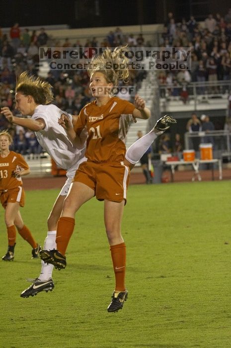 Emily Anderson, #21.  The lady longhorns beat Texas A&M 1-0 in soccer Friday night.

Filename: SRM_20061027_1945421.jpg
Aperture: f/4.0
Shutter Speed: 1/640
Body: Canon EOS 20D
Lens: Canon EF 80-200mm f/2.8 L