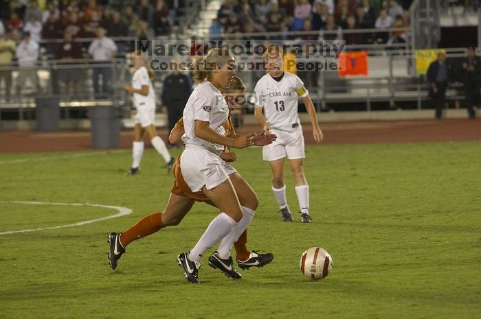 Greta Carter, #6.  The lady longhorns beat Texas A&M 1-0 in soccer Friday night.

Filename: SRM_20061027_2017268.jpg
Aperture: f/4.0
Shutter Speed: 1/800
Body: Canon EOS 20D
Lens: Canon EF 80-200mm f/2.8 L