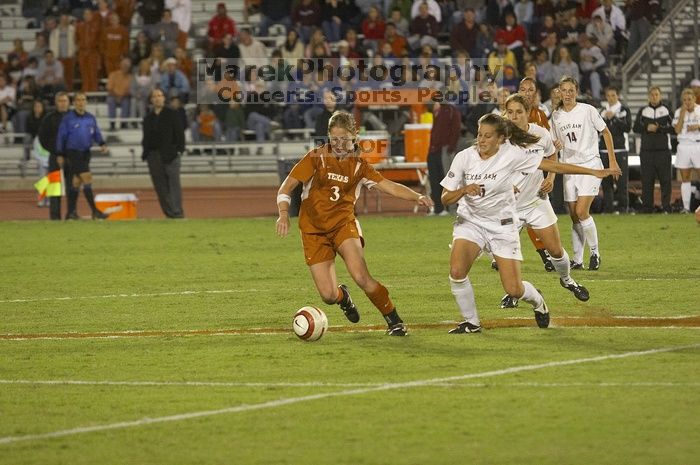 Carrie Schmit, #3.  The lady longhorns beat Texas A&M 1-0 in soccer Friday night.

Filename: SRM_20061027_2055300.jpg
Aperture: f/3.5
Shutter Speed: 1/800
Body: Canon EOS 20D
Lens: Canon EF 80-200mm f/2.8 L