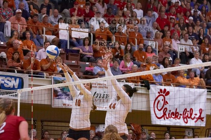 The Longhorns defeated the Huskers 3-0 on Wednesday night, October 24, 2007 at Gregory Gym.

Filename: SRM_20071024_1911264.jpg
Aperture: f/4.0
Shutter Speed: 1/400
Body: Canon EOS-1D Mark II
Lens: Canon EF 80-200mm f/2.8 L