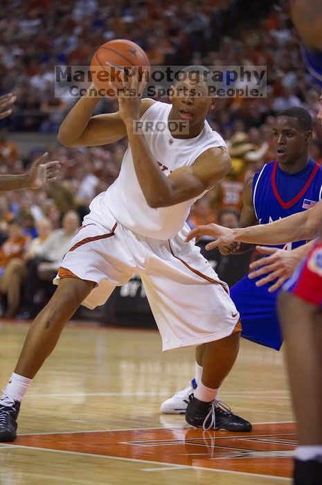 The University of Texas (UT) Longhorns defeated the University of Kansas Jayhawks 72-69 in Austin, Texas on Monday, February 11, 2008.

Filename: SRM_20080211_2141305.jpg
Aperture: f/2.8
Shutter Speed: 1/640
Body: Canon EOS-1D Mark II
Lens: Canon EF 80-200mm f/2.8 L