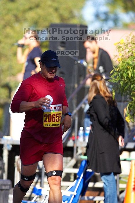 The first annual San Antonio Rock and Roll Marathon, Sunday, November 16, 2008.

Filename: SRM_20081116_09171065.jpg
Aperture: f/4.0
Shutter Speed: 1/2000
Body: Canon EOS-1D Mark II
Lens: Canon EF 300mm f/2.8 L IS