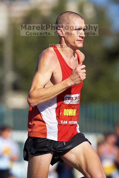 The first annual San Antonio Rock and Roll Marathon, Sunday, November 16, 2008.

Filename: SRM_20081116_09511498.jpg
Aperture: f/4.0
Shutter Speed: 1/3200
Body: Canon EOS-1D Mark II
Lens: Canon EF 300mm f/2.8 L IS