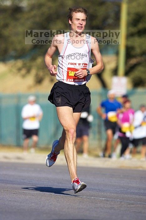 The first annual San Antonio Rock and Roll Marathon, Sunday, November 16, 2008.

Filename: SRM_20081116_09512001.jpg
Aperture: f/4.0
Shutter Speed: 1/3200
Body: Canon EOS-1D Mark II
Lens: Canon EF 300mm f/2.8 L IS