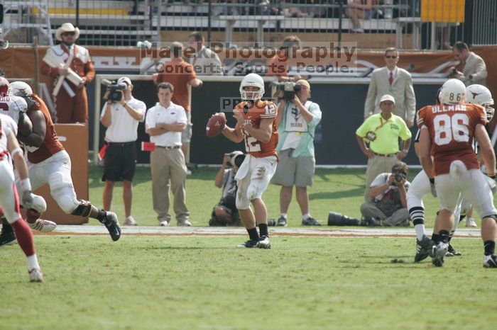 The University of Texas football team defeated the Arkansas Razorbacks with a score of 52-10 in Austin, TX on Saturday, September 27, 2008.

Filename: SRM_20080927_15531406.jpg
Aperture: f/5.6
Shutter Speed: 1/1000
Body: Canon EOS-1D Mark II
Lens: Canon EF 300mm f/2.8 L IS