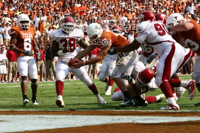 The University of Texas football team defeated the Arkansas Razorbacks with a score of 52-10 in Austin, TX on Saturday, September 27, 2008.

Filename: SRM_20080927_15592475.jpg
Aperture: f/5.6
Shutter Speed: 1/1600
Body: Canon EOS 20D
Lens: Canon EF 80-200mm f/2.8 L