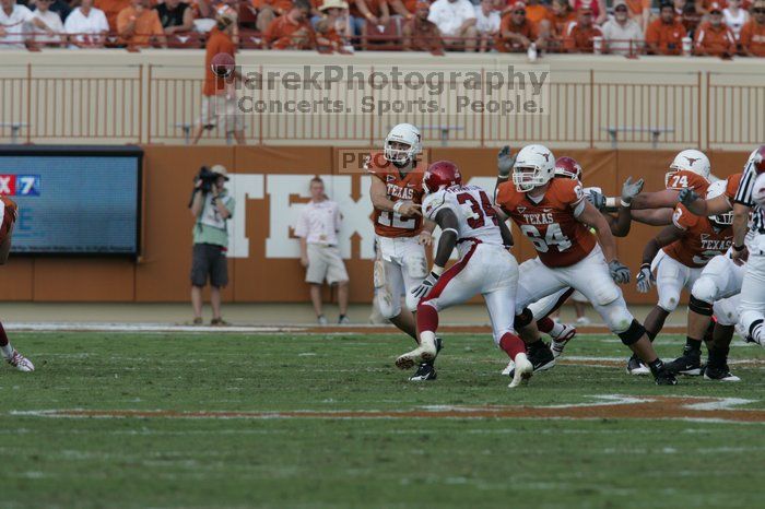 The University of Texas football team defeated the Arkansas Razorbacks with a score of 52-10 in Austin, TX on Saturday, September 27, 2008.

Filename: SRM_20080927_16422659.jpg
Aperture: f/5.6
Shutter Speed: 1/1250
Body: Canon EOS-1D Mark II
Lens: Canon EF 300mm f/2.8 L IS