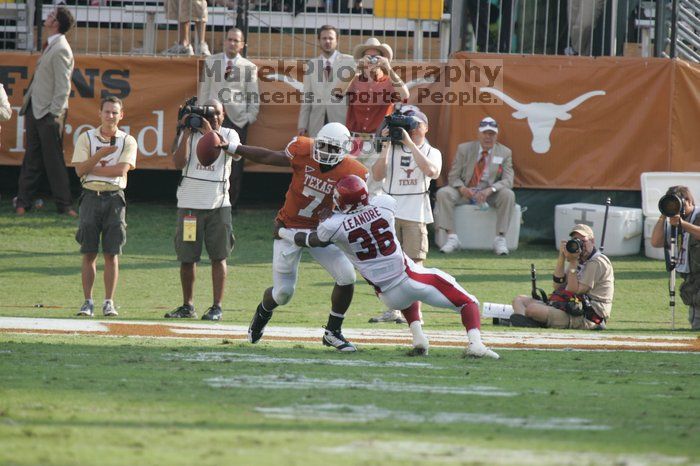 The University of Texas football team defeated the Arkansas Razorbacks with a score of 52-10 in Austin, TX on Saturday, September 27, 2008.

Filename: SRM_20080927_17072839.jpg
Aperture: f/5.6
Shutter Speed: 1/1000
Body: Canon EOS-1D Mark II
Lens: Canon EF 300mm f/2.8 L IS