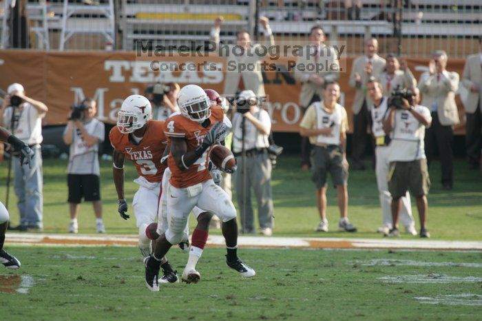 The University of Texas football team defeated the Arkansas Razorbacks with a score of 52-10 in Austin, TX on Saturday, September 27, 2008.

Filename: SRM_20080927_17161876.jpg
Aperture: f/5.6
Shutter Speed: 1/800
Body: Canon EOS-1D Mark II
Lens: Canon EF 300mm f/2.8 L IS