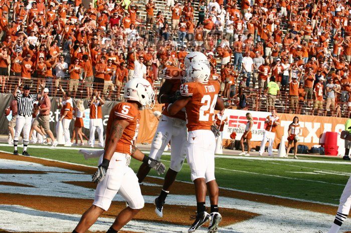 The University of Texas football team defeated the Arkansas Razorbacks with a score of 52-10 in Austin, TX on Saturday, September 27, 2008.

Filename: SRM_20080927_17163007.jpg
Aperture: f/5.6
Shutter Speed: 1/1600
Body: Canon EOS 20D
Lens: Canon EF 80-200mm f/2.8 L