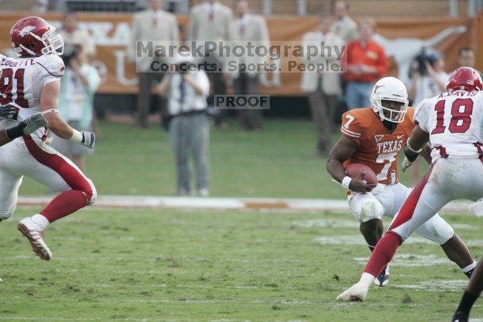 The University of Texas football team defeated the Arkansas Razorbacks with a score of 52-10 in Austin, TX on Saturday, September 27, 2008.

Filename: SRM_20080927_17310617.jpg
Aperture: f/5.6
Shutter Speed: 1/500
Body: Canon EOS-1D Mark II
Lens: Canon EF 300mm f/2.8 L IS