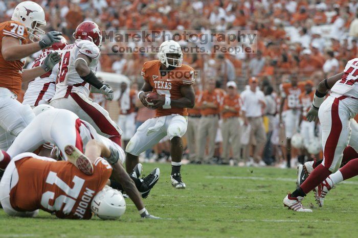 The University of Texas football team defeated the Arkansas Razorbacks with a score of 52-10 in Austin, TX on Saturday, September 27, 2008.

Filename: SRM_20080927_17342850.jpg
Aperture: f/5.0
Shutter Speed: 1/1000
Body: Canon EOS-1D Mark II
Lens: Canon EF 300mm f/2.8 L IS