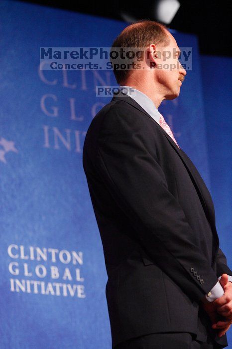 Former President Bill Clinton hands out commitment certificates to CGIU attendees for their exceptional pledges to the CGI cause during the opening plenary session of the CGIU meeting.  Day one of the 2nd Annual Clinton Global Initiative University (CGIU) meeting was held at The University of Texas at Austin, Friday, February 13, 2009.

Filename: SRM_20090213_16380724.jpg
Aperture: f/4.0
Shutter Speed: 1/160
Body: Canon EOS-1D Mark II
Lens: Canon EF 80-200mm f/2.8 L