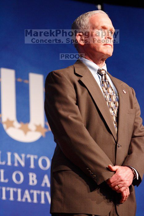 Former President Bill Clinton hands out commitment certificates to CGIU attendees for their exceptional pledges to the CGI cause during the opening plenary session of the CGIU meeting.  Day one of the 2nd Annual Clinton Global Initiative University (CGIU) meeting was held at The University of Texas at Austin, Friday, February 13, 2009.

Filename: SRM_20090213_16483454.jpg
Aperture: f/4.0
Shutter Speed: 1/80
Body: Canon EOS-1D Mark II
Lens: Canon EF 80-200mm f/2.8 L