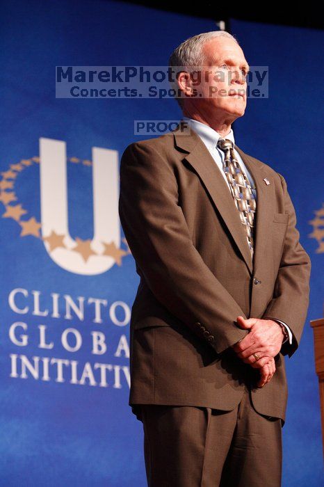 Former President Bill Clinton hands out commitment certificates to CGIU attendees for their exceptional pledges to the CGI cause during the opening plenary session of the CGIU meeting.  Day one of the 2nd Annual Clinton Global Initiative University (CGIU) meeting was held at The University of Texas at Austin, Friday, February 13, 2009.

Filename: SRM_20090213_16483757.jpg
Aperture: f/4.0
Shutter Speed: 1/100
Body: Canon EOS-1D Mark II
Lens: Canon EF 80-200mm f/2.8 L