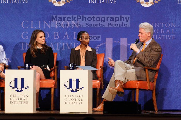 Natalie Portman (L), Mambidzeni Madzivire (C), BME graduate student at Mayo Graduate School, and Former President Bill Clinton (R) at the first plenary session of the CGIU meeting.  Day one of the 2nd Annual Clinton Global Initiative University (CGIU) meeting was held at The University of Texas at Austin, Friday, February 13, 2009.

Filename: SRM_20090213_17022199.jpg
Aperture: f/4.0
Shutter Speed: 1/200
Body: Canon EOS 20D
Lens: Canon EF 300mm f/2.8 L IS