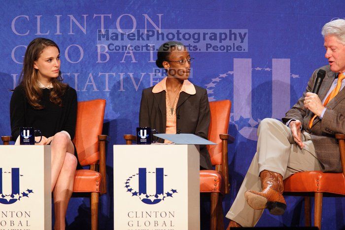 Natalie Portman (L), Mambidzeni Madzivire (C), BME graduate student at Mayo Graduate School, and Former President Bill Clinton (R) at the first plenary session of the CGIU meeting.  Day one of the 2nd Annual Clinton Global Initiative University (CGIU) meeting was held at The University of Texas at Austin, Friday, February 13, 2009.

Filename: SRM_20090213_17064948.jpg
Aperture: f/4.0
Shutter Speed: 1/200
Body: Canon EOS 20D
Lens: Canon EF 300mm f/2.8 L IS