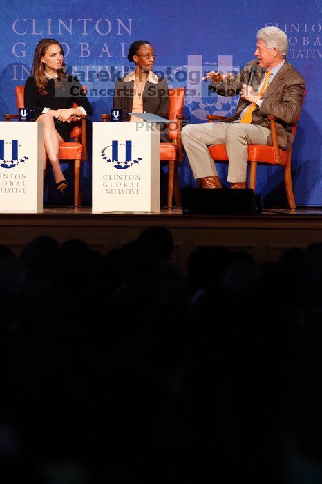 Natalie Portman (L), Mambidzeni Madzivire (C), BME graduate student at Mayo Graduate School, and Former President Bill Clinton (R) at the first plenary session of the CGIU meeting.  Day one of the 2nd Annual Clinton Global Initiative University (CGIU) meeting was held at The University of Texas at Austin, Friday, February 13, 2009.

Filename: SRM_20090213_17273333.jpg
Aperture: f/4.0
Shutter Speed: 1/160
Body: Canon EOS-1D Mark II
Lens: Canon EF 300mm f/2.8 L IS