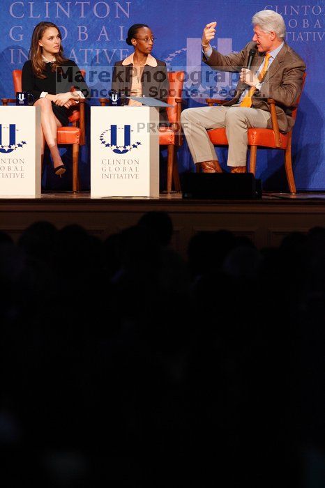 Natalie Portman (L), Mambidzeni Madzivire (C), BME graduate student at Mayo Graduate School, and Former President Bill Clinton (R) at the first plenary session of the CGIU meeting.  Day one of the 2nd Annual Clinton Global Initiative University (CGIU) meeting was held at The University of Texas at Austin, Friday, February 13, 2009.

Filename: SRM_20090213_17273734.jpg
Aperture: f/4.0
Shutter Speed: 1/160
Body: Canon EOS-1D Mark II
Lens: Canon EF 300mm f/2.8 L IS