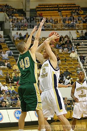 Luke Schenscher looks for a pass at the men's basketball game vs LeMoyne.                                                                                                                                                                                      

Filename: img_4073_std.jpg
Aperture: f/2.8
Shutter Speed: 1/500
Body: Canon EOS DIGITAL REBEL
Lens: Canon EF 80-200mm f/2.8 L