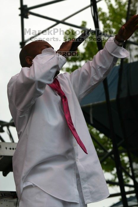 Cee Lo performs on the third day of Music Midtown, 2004.

Filename: IMG_6909.jpg
Aperture: f/9.0
Shutter Speed: 1/250
Body: Canon EOS DIGITAL REBEL
Lens: Canon EF 80-200mm f/2.8 L